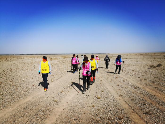 淮南朝阳医院18名医生，两天一夜暴走56公里，平庸的生活中拥抱你