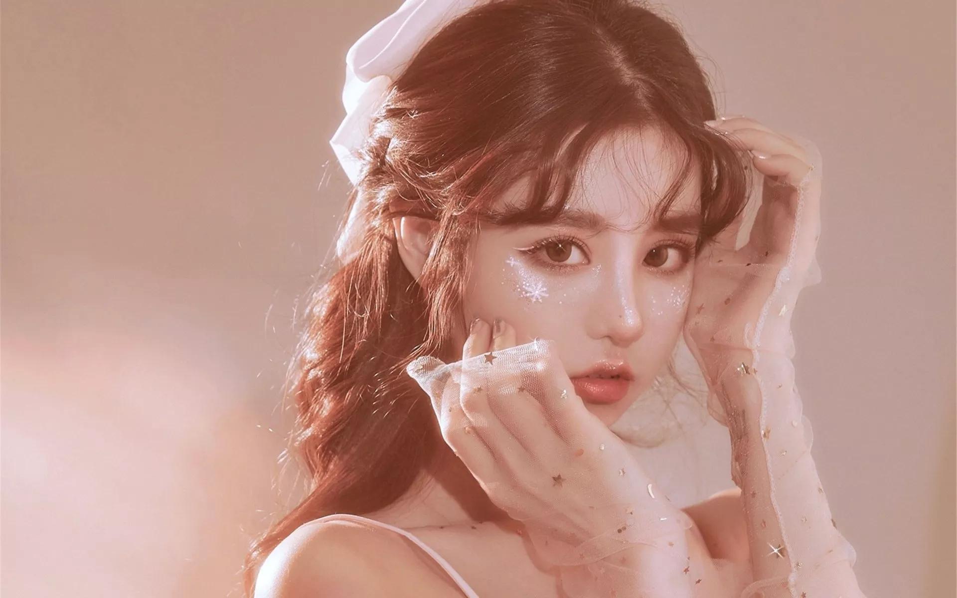 如何从动作看出心理,女生托着下巴看你心理