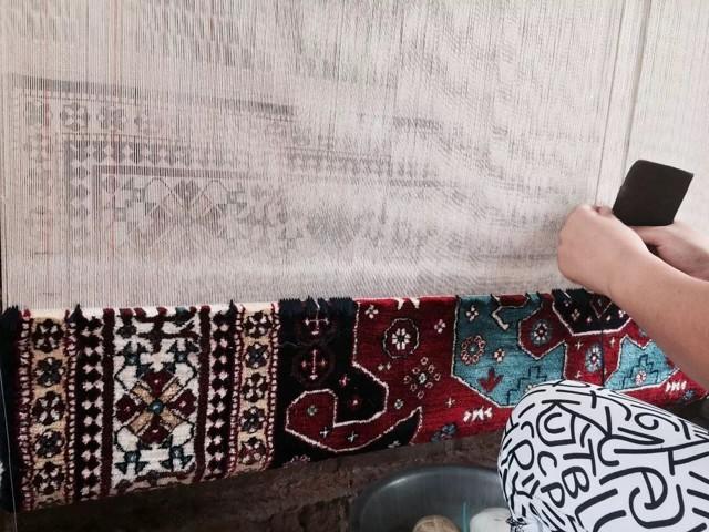 编织一块一块的拼接地毯视频,十分钟教你编织圆形地毯