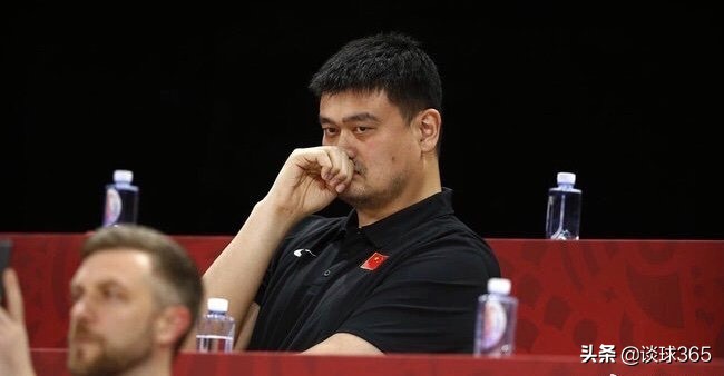 两个队长，一位主席，三位体坛名将罕见同框，谁的正装照更美