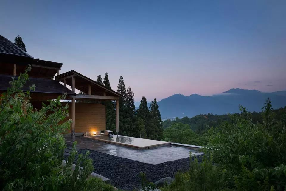 雪山下的温泉美丽,最值得去的有雪山温泉的地方