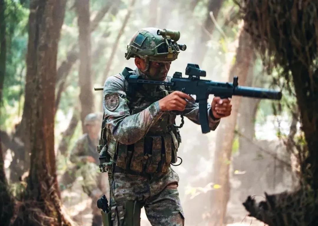 解放军先进武器帅照,解放军新步枪射击视频