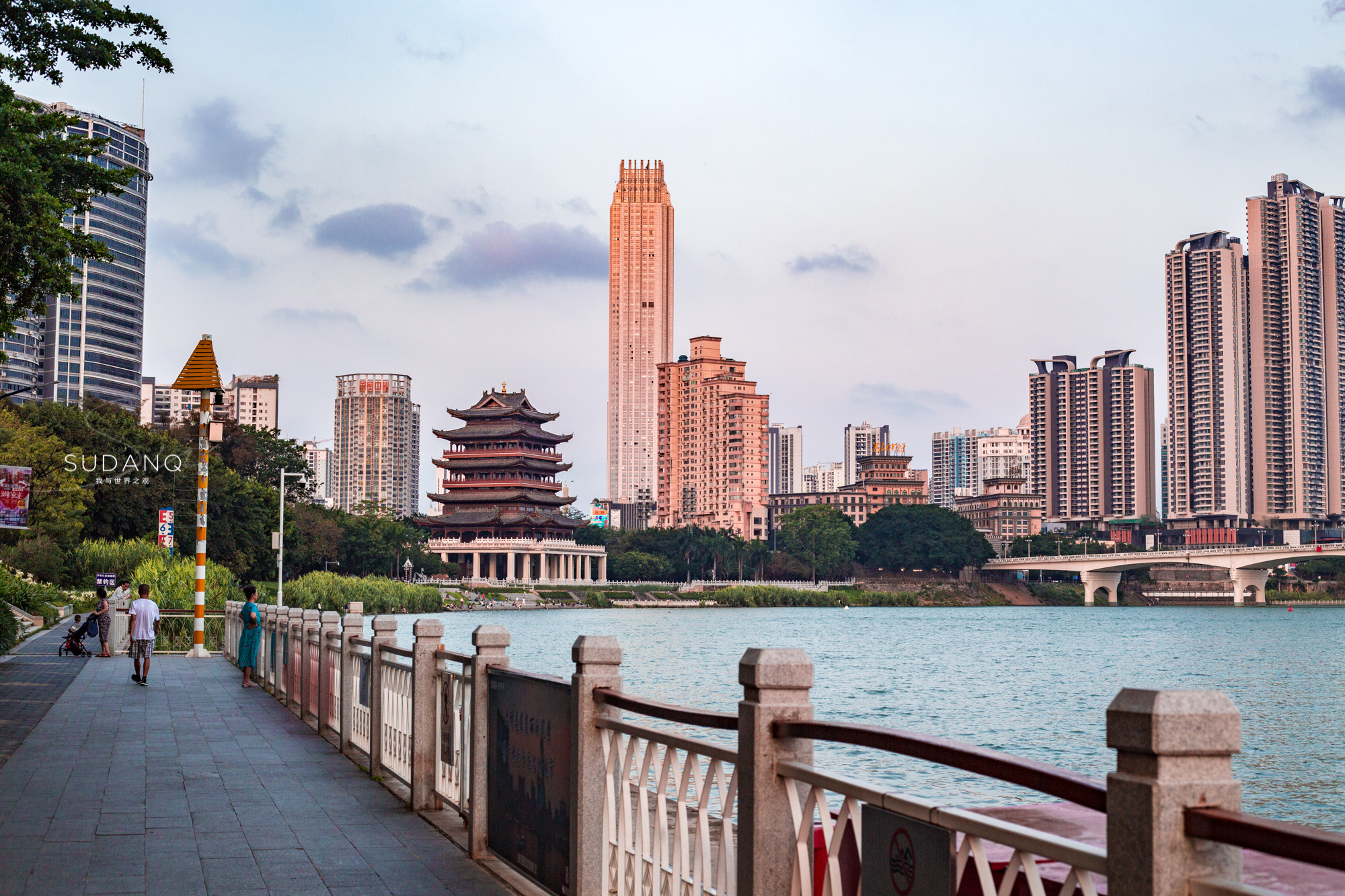 广西南宁夜景邕江大桥,南宁邕江夜游金惠号