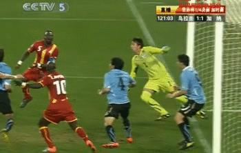 看呆了！英超险重演世界杯超经典戏码后卫逆天神扑只换荒诞结局