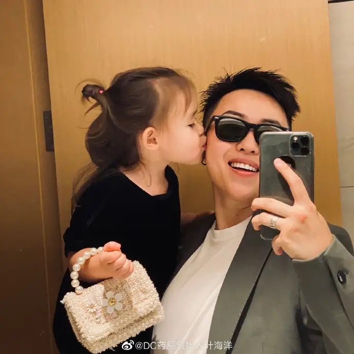 50万生下5国混血女婴，那个买精生子的单身妈妈，如今怎么样了？