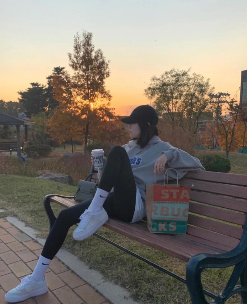 今年流行这样的鲨鱼裤舒适不紧绷 (最近爆火的鲨鱼裤这样穿更时髦)