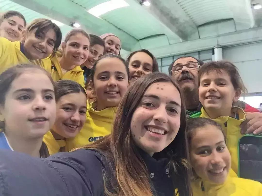 全身黑斑被骂“斑点狗”，身高160的她却成为最美超模…