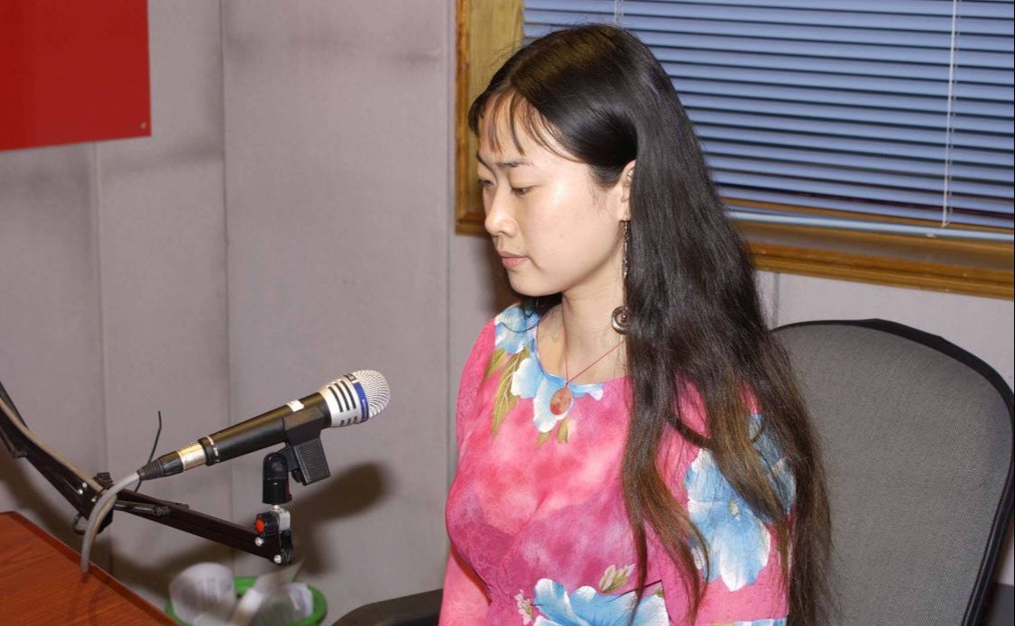 网红鼻祖芙蓉姐姐近况，衣着低调现身农家院，脚上的鞋子成了焦点