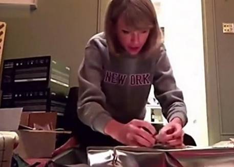 泰勒斯威夫特扔沙发,泰勒斯威夫特走出密林