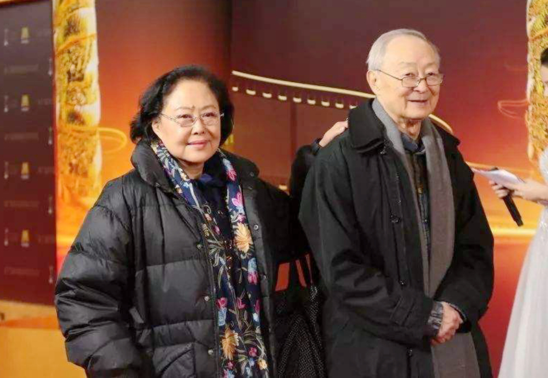 她是《归心似箭》玉贞，《骆驼祥子》虎妞，情路坎坷，常轮椅现身