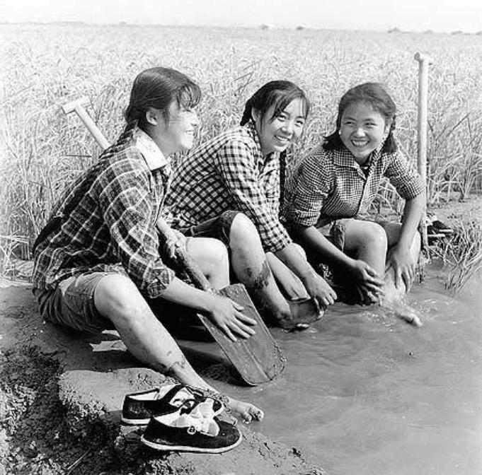 上世纪50年代,给毛主席点烟的女知青,如今怎么样了?