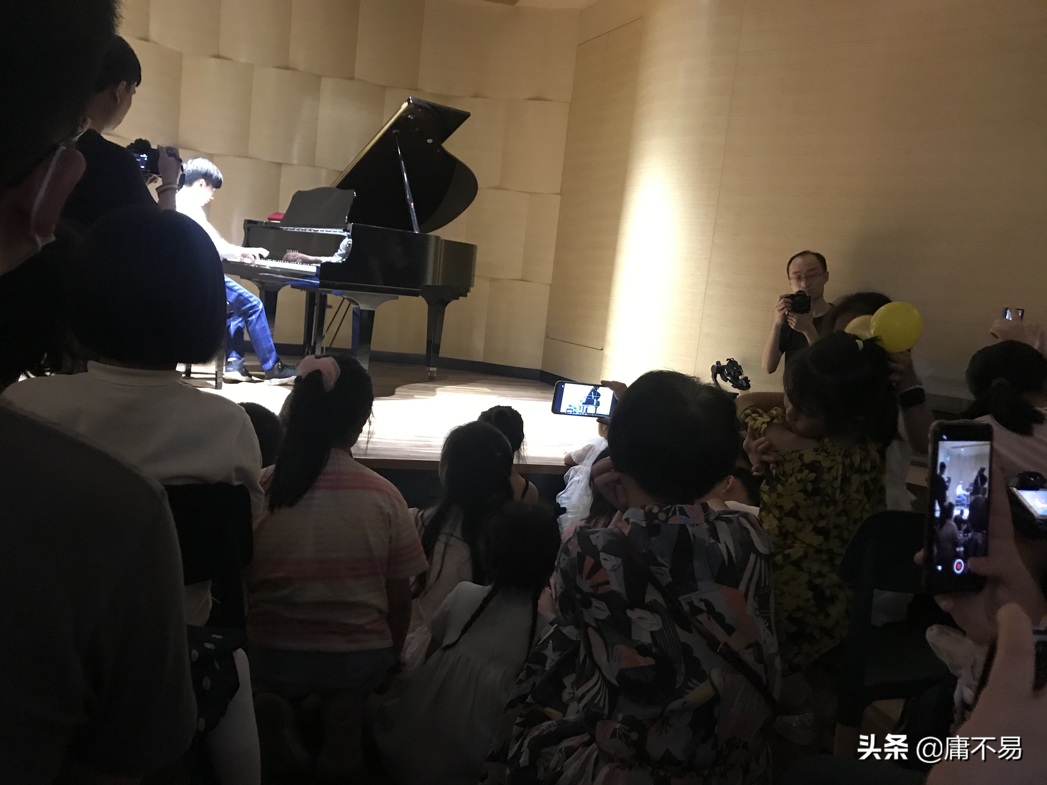 这样默默存在13年的琴行，能否让陷入焦虑的你高看一眼？