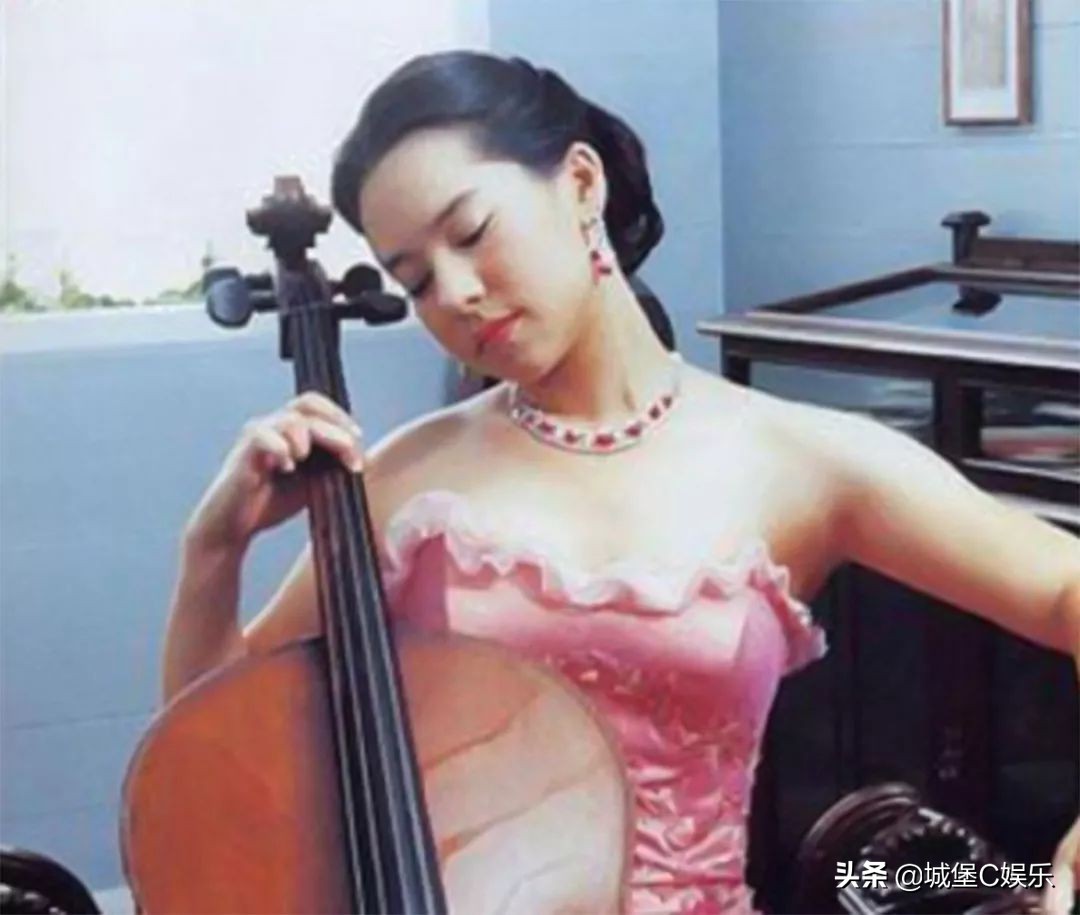 泰王室母女同嫁美国人，一个弃头衔离婚而归，一个回王室恩爱如初