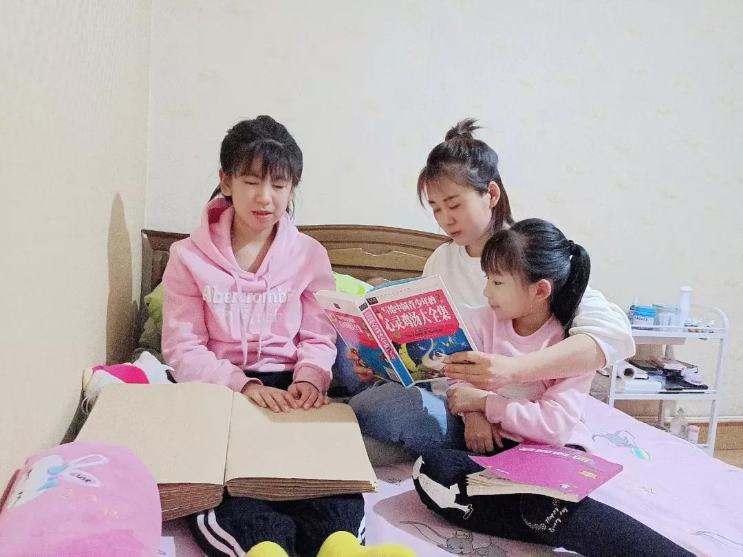 这是穷女孩最害怕的一刻，但她们扛过来了