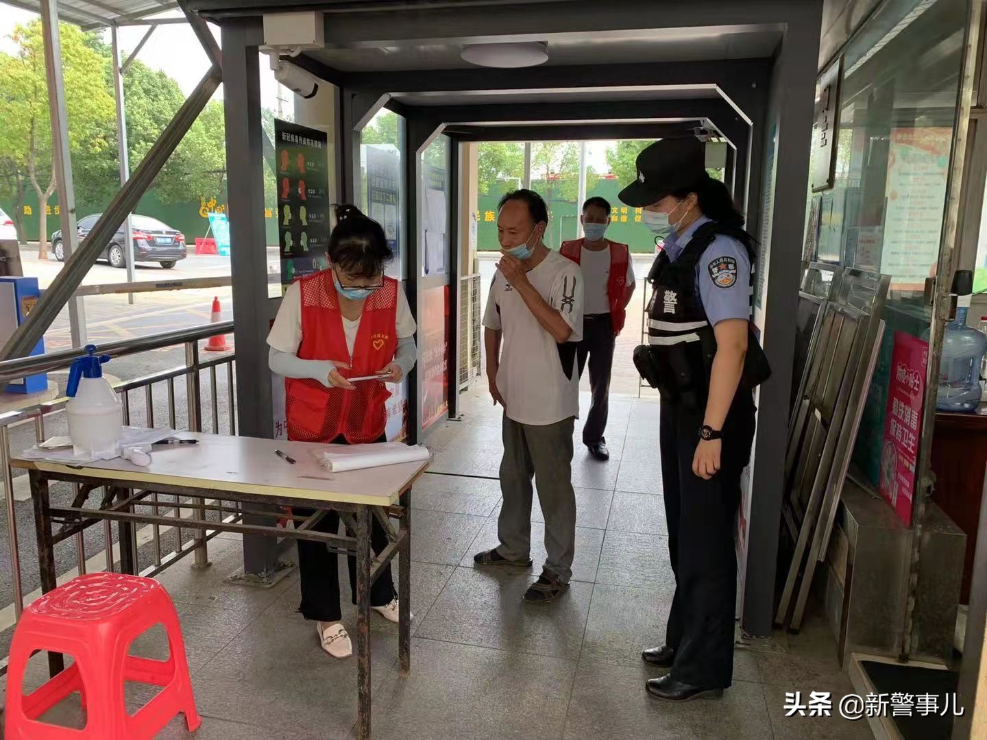 “代购员”“转运工”“直通车”！湖北武汉一线民警服务居民挑起多重角色