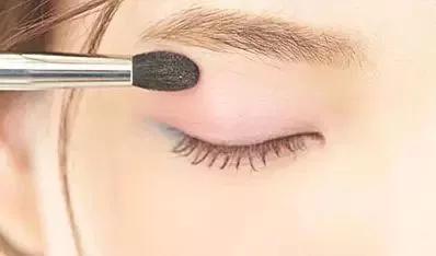眼影的正确化妆步骤,眼影化妆的正确步骤初学者