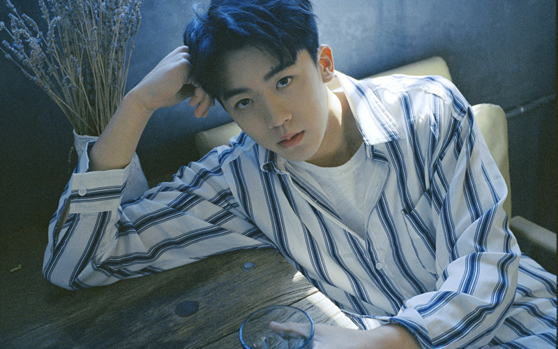 卢东旭受邀担任漫咖啡一日店长,极简白衣尽显撕漫少年特质