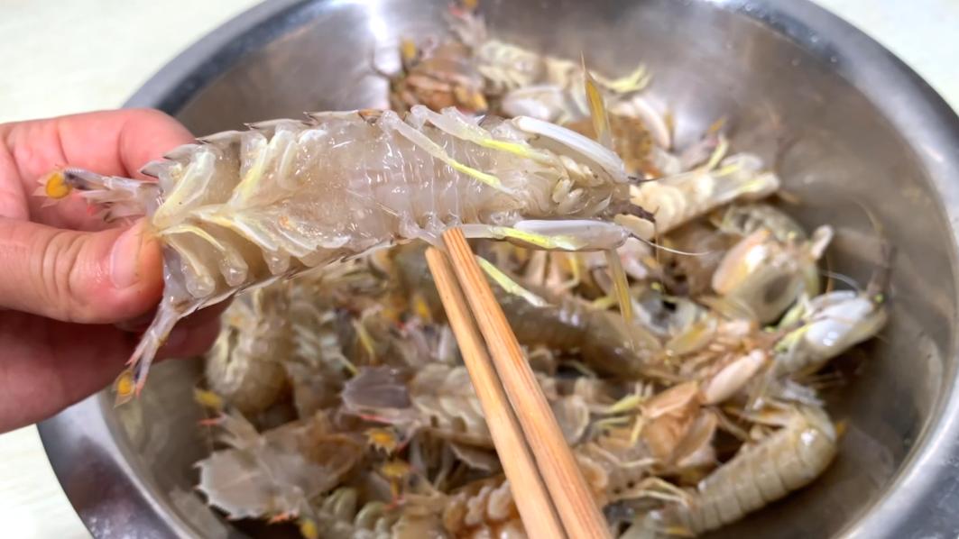 海边人吃皮皮虾，找到这个“拉链”，壳一扯就脱，3秒剥好一个