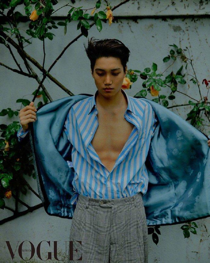 exo金钟仁的红西装图片大全,exo金钟仁品牌穿搭杂志拍摄