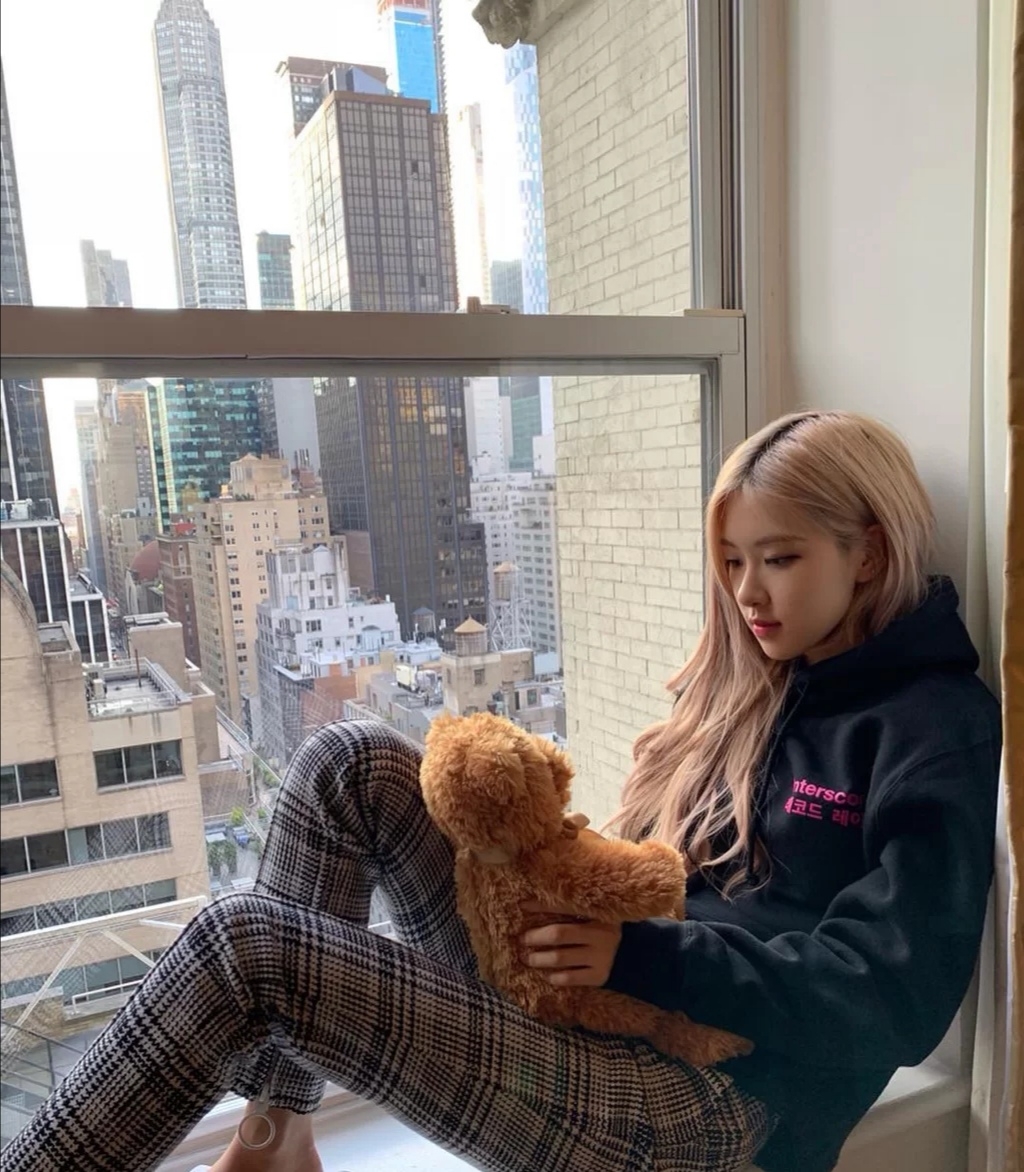 澳洲野玫瑰朴彩英*服私**穿搭，冷艳有气质，不愧是台风超棒的爱豆