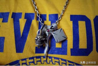 如何用小小的配饰搭配出百变风格 (小众配饰搭配方法)