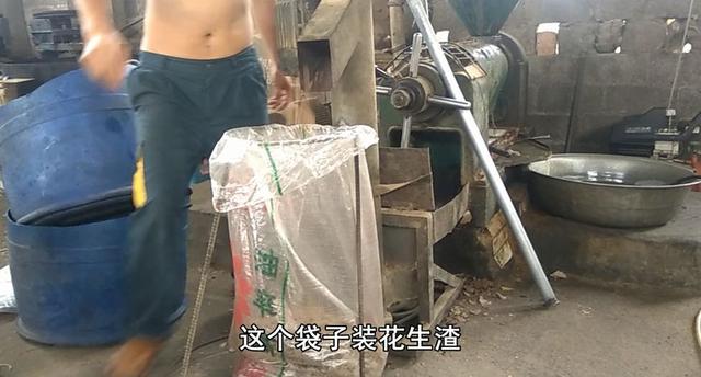 专家说农村自榨花生油不能吃,小伙公开榨油过程,专家不说话了