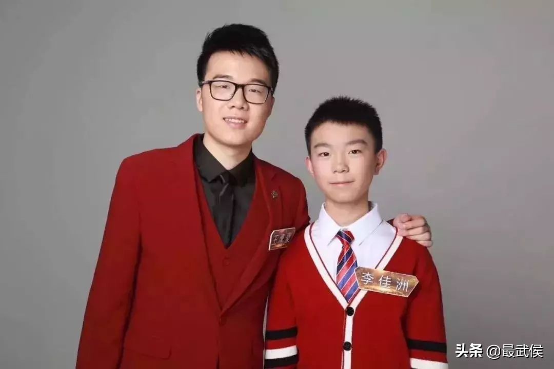 0.89秒复原魔方！12岁武侯娃亮相央视，挑战魔方速拧职业高手