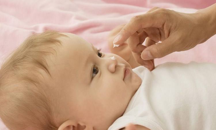 1岁宝宝脚上长了一个透明水泡,1岁宝宝脚上起水泡