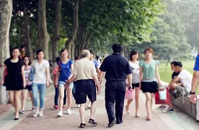 中国小伙为报答瑞士房东为其送终,2012年老人去世:想长眠于中国