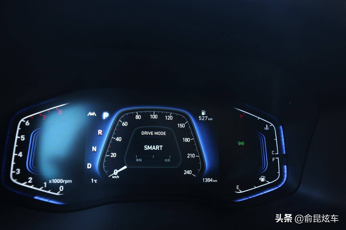 试驾黑色全新北京现代ix35,最新款2.0升北京现代ix35试驾