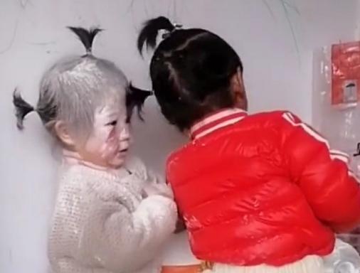 “最勤劳姐妹”在厨房“蒸”馒头，场面一度失控，亲妈都认不出