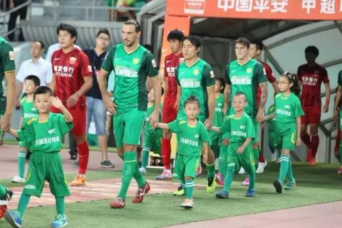 足球进场时为什么牵小孩入场,足球开幕式为什么要带小朋友入场