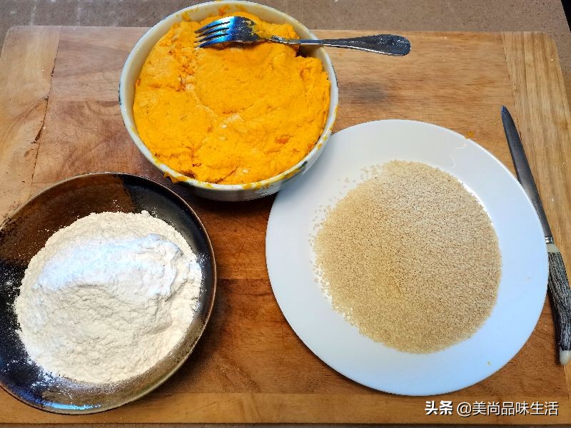 做芝麻丸子的过程中蜂蜜要加热吗,干炸丸子放熟芝麻还是生芝麻