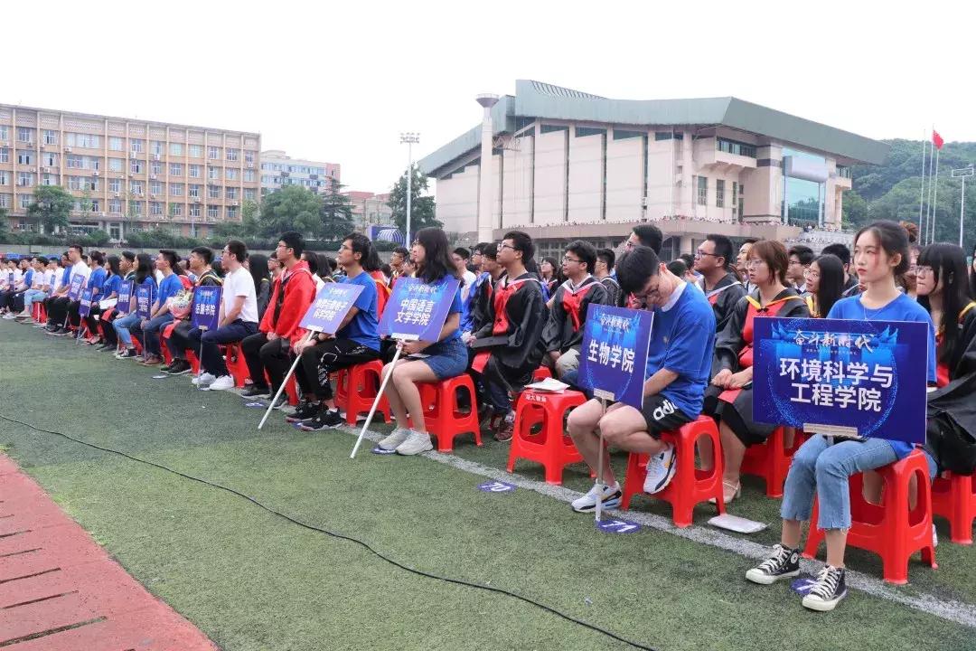 毕业啦难舍难分,毕业啦很舍不得离开