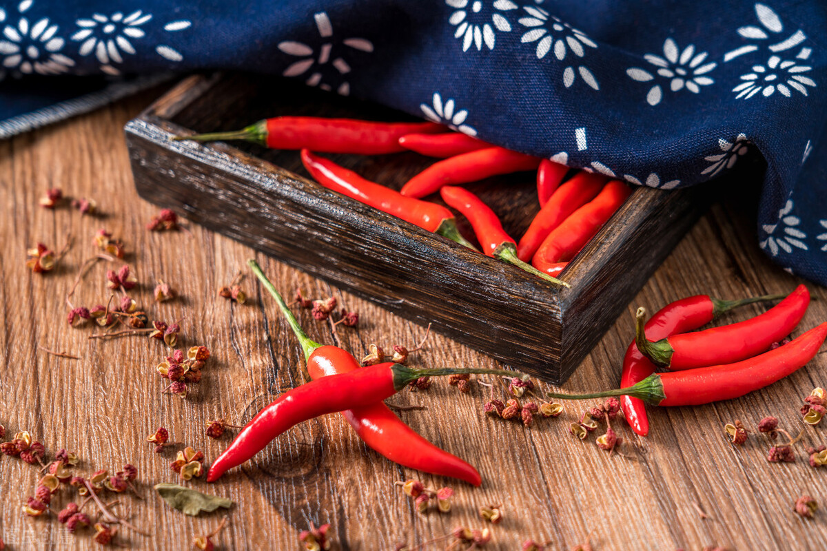 老人吃饭经常咬到舌头是什么原因,吃饭为什么会咬到舌头下面的筋