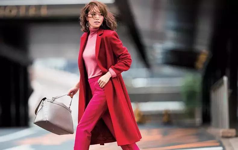 姑娘，你穿彩色大衣真好看！