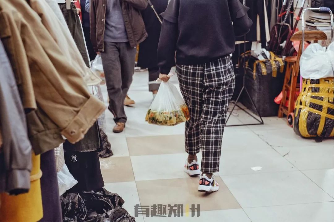 郑州银基商贸城,时尚和繁华背后,多的是你不知道的辛苦和忙碌