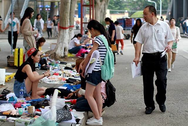 适合新手摆地摊做的小本生意,地摊干什么生意好做