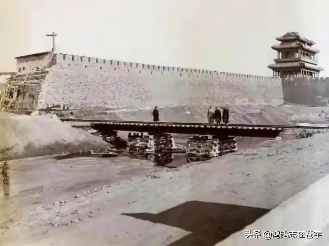 清末老照片太监面黄肌瘦,清末老照片官员奴相十足