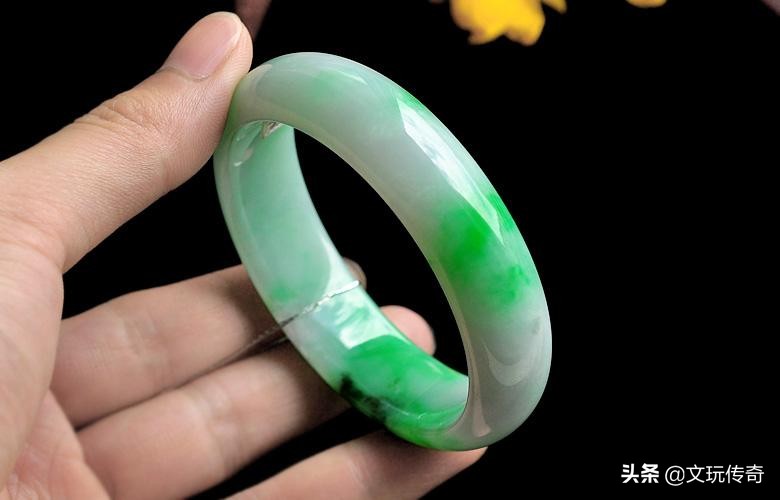 翡翠手镯摔断裂,翡翠手镯摔断了怎么处理