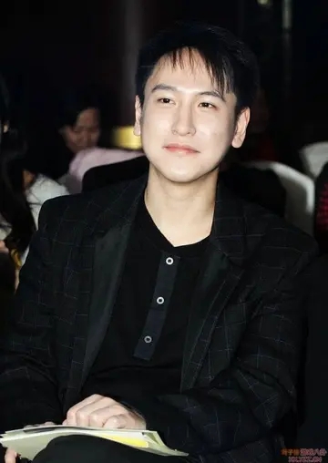 10位“浪荡”的富二代,个个换女友如换衣服,王思聪只是小萌新