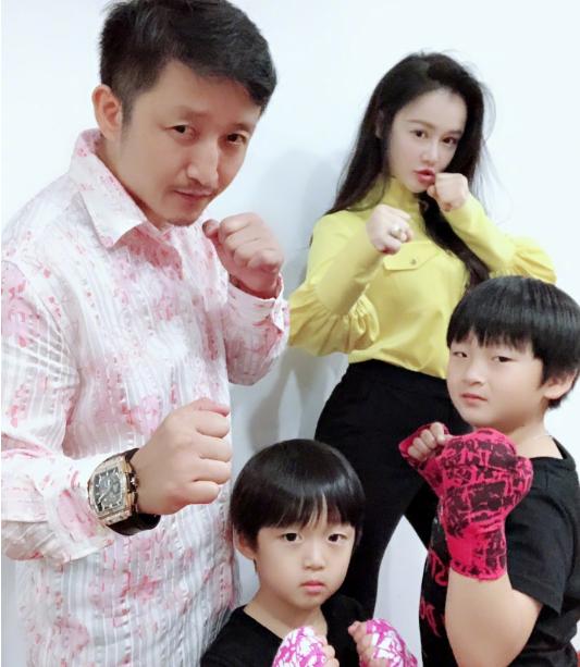 冉莹颖带孩子出席活动,冉莹颖带孩子参加活动