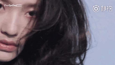 她大概是女明星中最成功的“美妆博主”