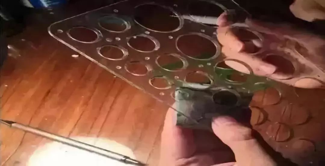 赌石切出一亿紫金石后众人傻眼,200块的赌石切出五彩翡翠