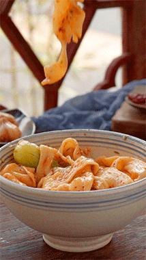 正宗好吃油泼面做法视频,油泼面怎么做最简单最好吃