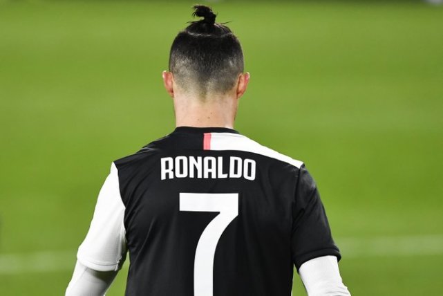 10次射门！0进球！C罗苦等96天却郁闷一整场脸上写满焦急