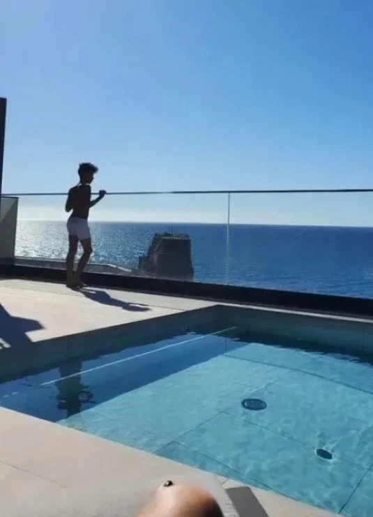 c罗从贫民窟到亿万豪宅,c罗年入1.25亿美元多少人民币