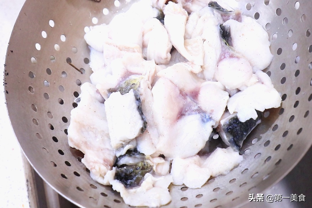 酸菜鱼的酸菜怎么做才很脆,做酸菜鱼要不要将酸菜煮一会捞起