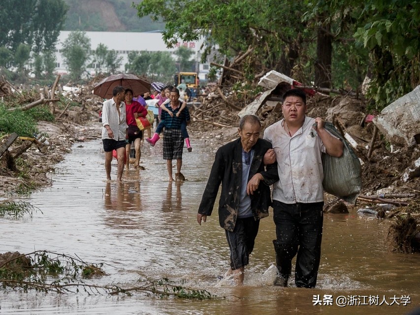 千里单骑追红旅,救灾我先行,我校生环学院这个男生有点酷