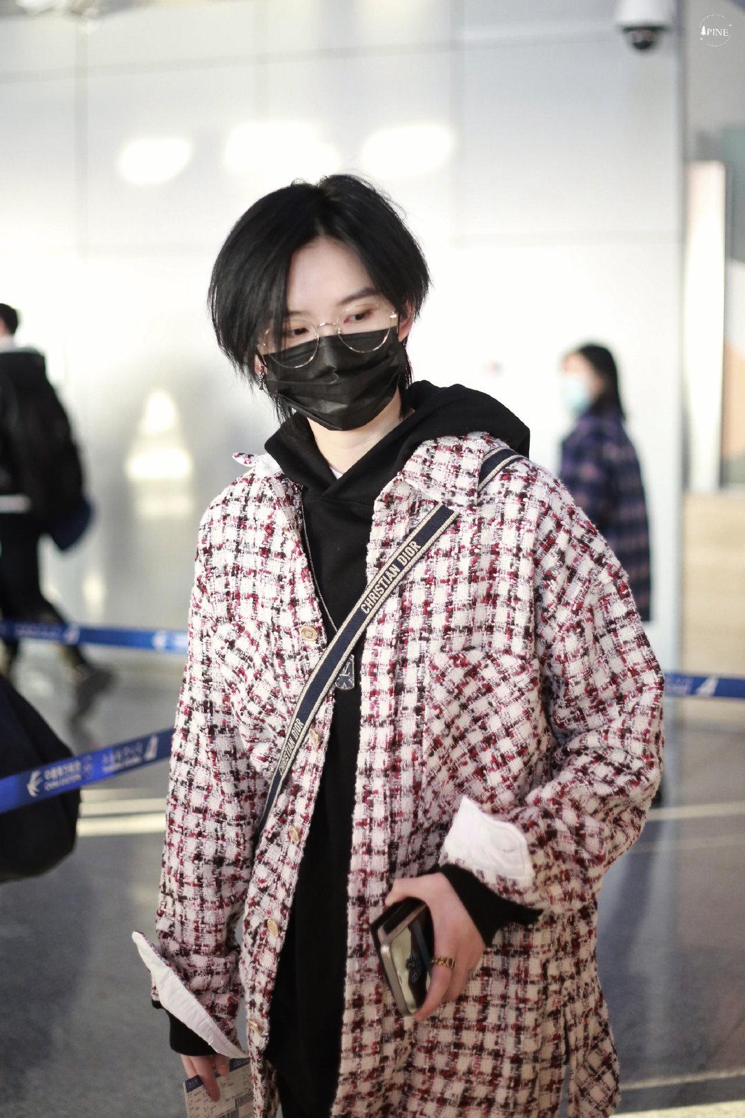 陆柯燃机场西装,陆柯燃机场蓝衣服